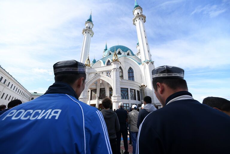Мусульмане после намаза в день праздника Ураза-байрам у мечети Кул-Шариф в Казани