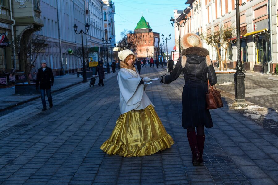 Прохожие на улице Большой Покровской в Нижнем Новгороде
