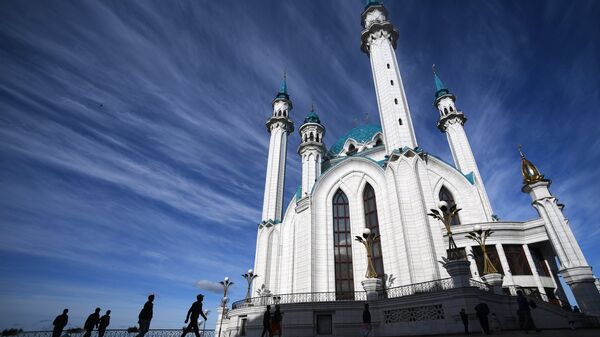 Мусульмане перед намазом в день праздника Ураза-байрам у мечети Кул-Шариф в Казани. 15 июня 2018