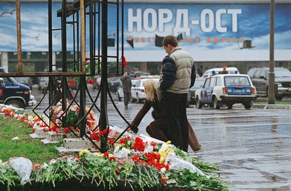 Москвичи и гости столицы приносят цветы и свечи к зданию Театрального центра на Дубровке в память о погибших людях во время террористического акта на представлении мюзикла Норд-Ост. Москвичи и гости столицы приносят цветы и свечи к зданию Театрального центра на Дубровке в память о погибших людях во время террористического акта на представлении мюзикла Норд-Ост.