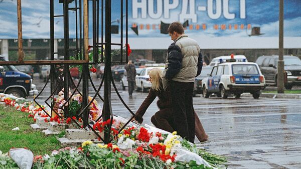 Москвичи и гости столицы приносят цветы и свечи к зданию Театрального центра на Дубровке в память о погибших людях во время террористического акта на представлении мюзикла Норд-Ост.