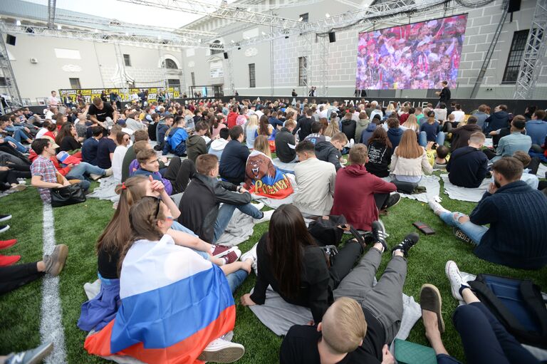 Трансляция матча открытия Чемпионата мира по футболу во дворе Музея Москвы