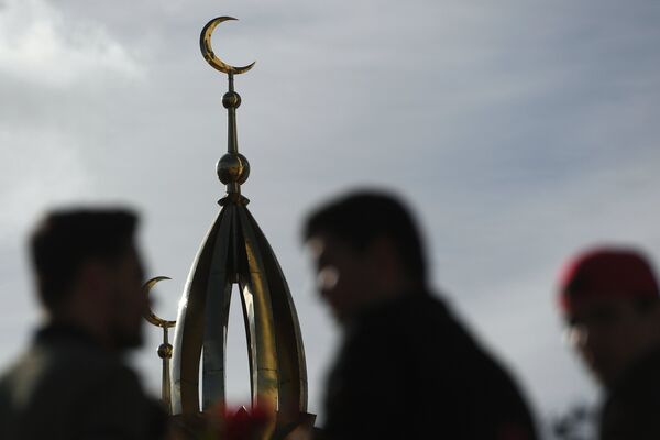 Мусульмане перед намазом в день праздника Ураза-байрам у мечети Кул-Шариф в Казани