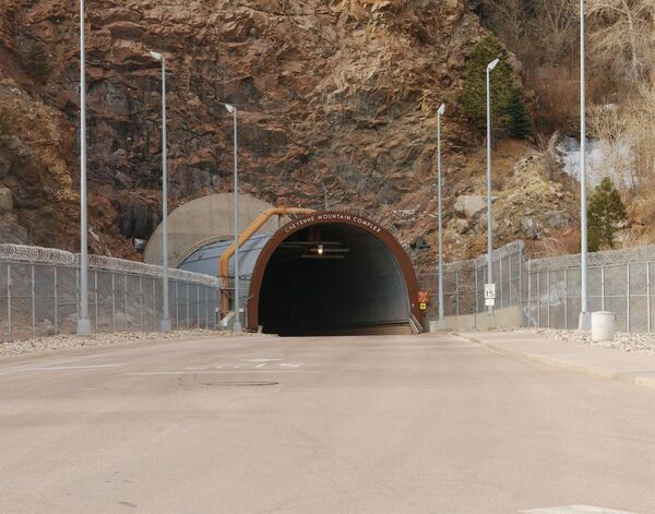 Вход в подземный комплекс NORAD (Центр объединённого командования воздушно-космической обороны Северной Америки, Cheyenne Mountain Operations Center) Вход в подземный комплекс NORAD (Центр объединённого командования воздушно-космической обороны Северной Америки, Cheyenne Mountain Operations Center)