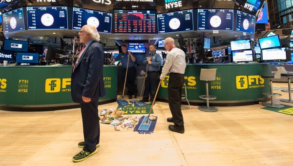 Сотрудники Нью-Йоркской фондовой биржи после окончания торгов. Архивное фото
