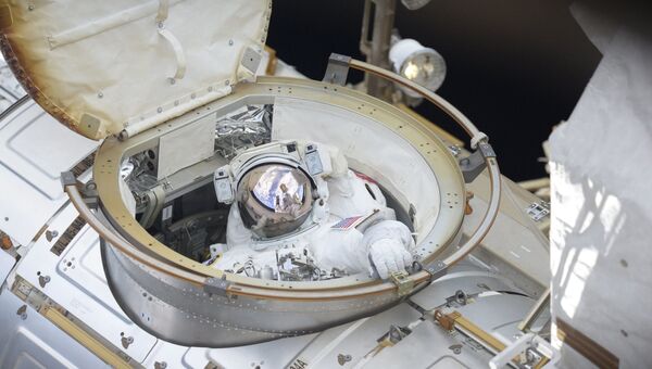 Астронавт НАСА Ричард Арнольд выходит в открытый космос. 14 июня 2018 года