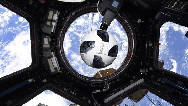 Мяч на борту Международной космической станции