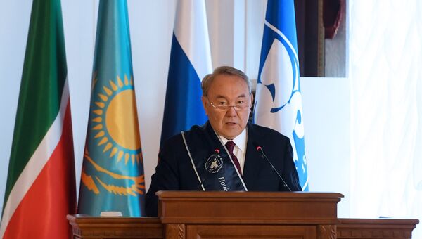 Президент Казахстана Нурсултан Назарбаев во время посещения Казанского (Приволжского) федерального университета. 15 июня 2018