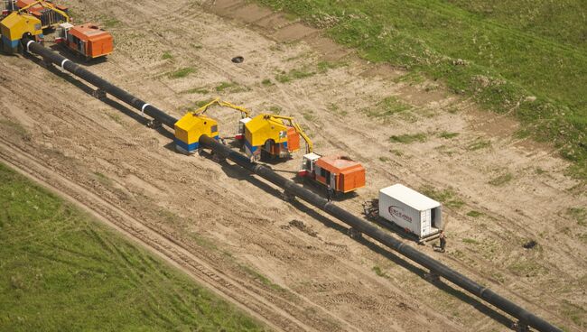 Сварка трубы во время строительства газопровода Сахалин — Хабаровск — Владивосток. Архивное фото