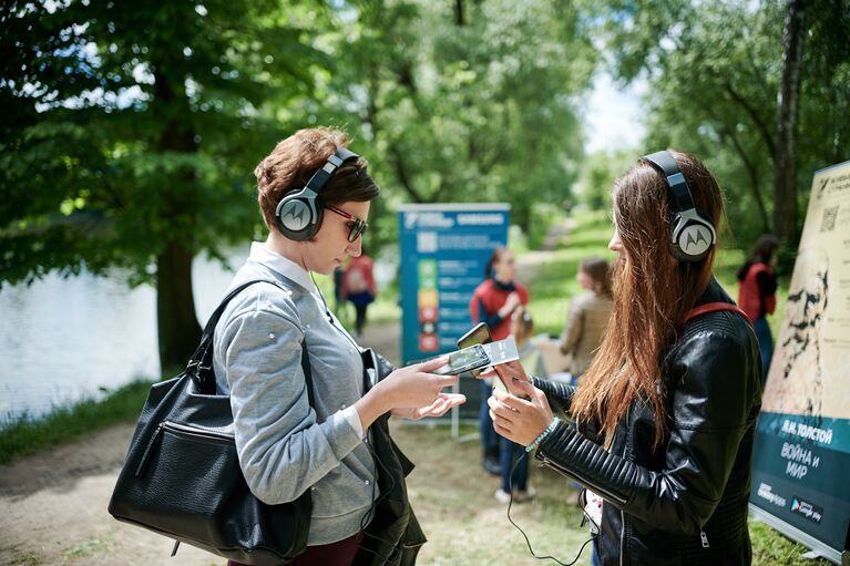 Гости «Толстой Weekend» в Ясной Поляне слушают аудиоспектакль-прогулку «Война и мир»