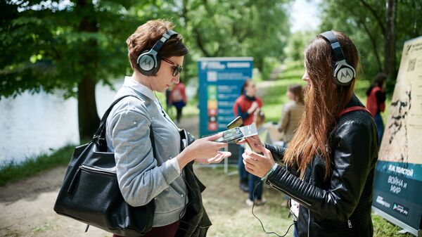 Гости «Толстой Weekend» в Ясной Поляне слушают аудиоспектакль-прогулку «Война и мир»