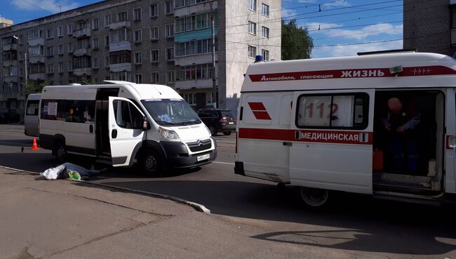 Маршрутка, при выходе из которой упала пенсионерка, на остановке общественного транспорта в Твери