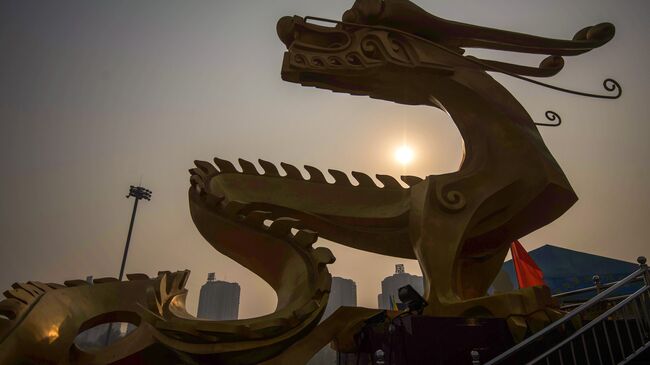 Скульптура дракона в Пекине