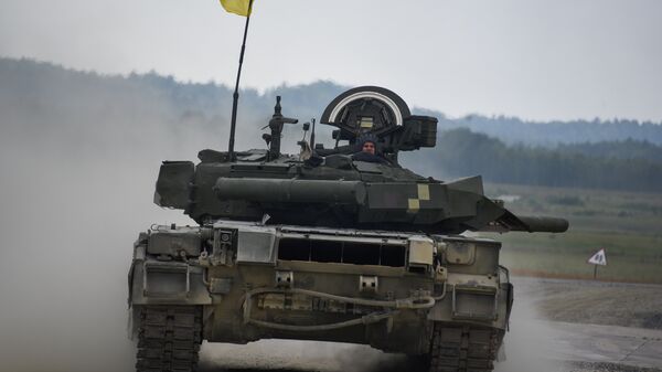 Украинские военные из 14-й волынской механизированной бригады ВСУ на танке Т-84 во время соревнований Strong Europe Tank Challenge в городе Графенвер, Германия. 6 июня 2018