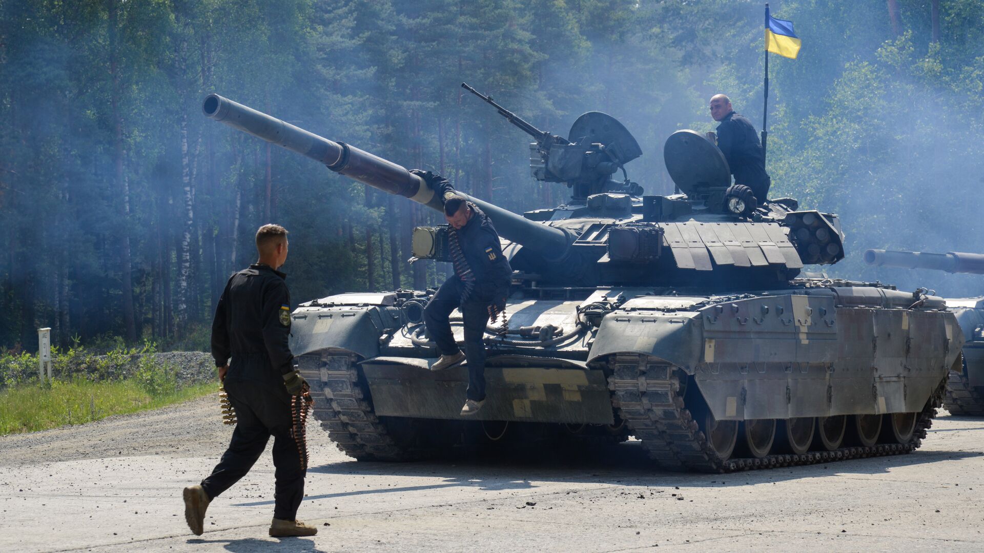 Украинские военные из 14-й волынской механизированной бригады ВСУ на танке Т-84 во время соревнований Strong Europe Tank Challenge в городе Графенвер, Германия. 6 июня 2018 - РИА Новости, 1920, 25.04.2021