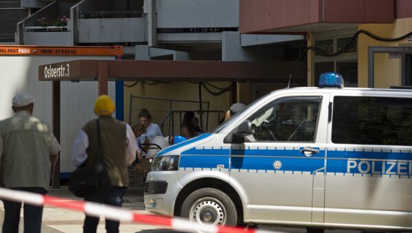 Полицейская машина перед жилым домом в районе Кельна в Хорвейлере, где три дня назад был арестован тунисский мужчина, подозреваемый в изготовлении биологического оружия. 15 июня 2018