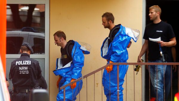 Сотрудники в защитных костюмах покидают квартиру 29-летнего Сифа Аллаха, туниссца, который был задержан за подозрение в производстве биологического оружия с использованием рицина. 15 июня 2018