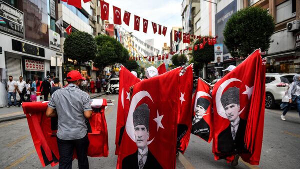 На улице города Ялова после предвыборного митинга кандидата в президенты от оппозиционной Народно-республиканской партии Турции. 15 июня 2018