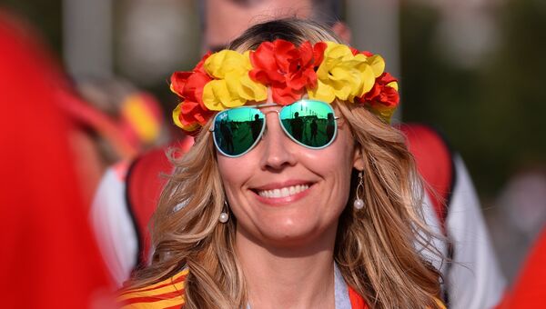 Болельщица сборной Испании перед матчем группового этапа чемпионата мира по футболу между сборными Португалии и Испании