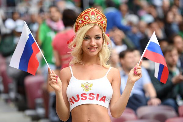 Болельщица сборной России перед матчем группового этапа чемпионата мира по футболу между сборными России и Саудовской Аравии