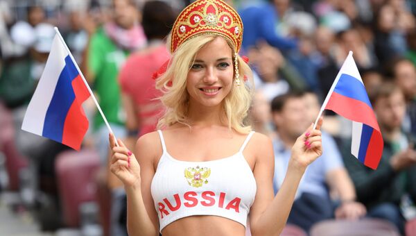 Болельщица сборной России перед матчем группового этапа чемпионата мира по футболу между сборными России и Саудовской Аравии