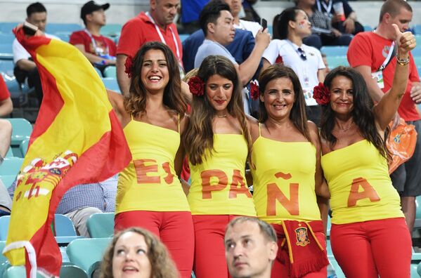 Болельщицы сборной Испании перед началом матча группового этапа чемпионата мира по футболу между сборными Португалии и Испании