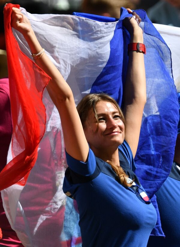 Болельщица сборной Франции во время матча группового этапа чемпионата мира по футболу между сборными Франции и Австралии