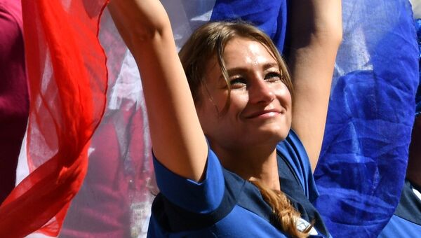 Болельщица сборной Франции во время матча группового этапа чемпионата мира по футболу между сборными Франции и Австралии