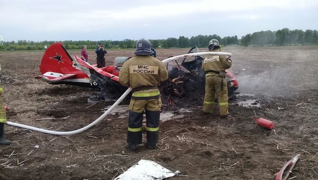 Сотрудники МЧС на месте крушения самолета Як-52 в Алтайском крае. 16 июня 2018