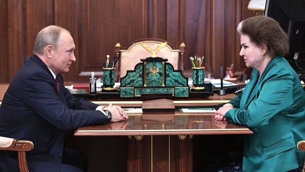 Президент РФ Владимир Путин во время встречи с летчиком-космонавтом Валентиной Терешковой. 16 июня 2018