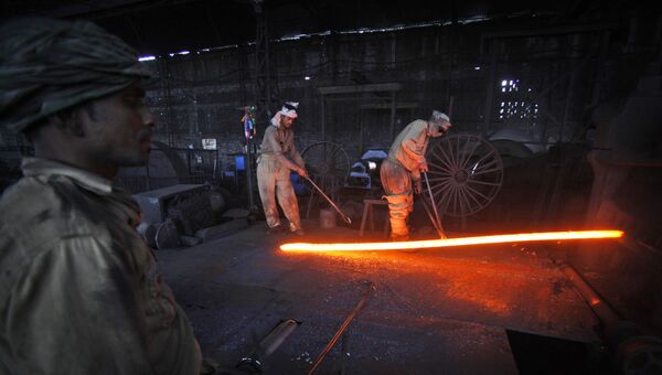 Рабочие на металлургическом заводе в Индии