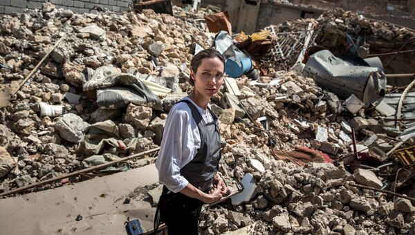 Специальный посланник ООН по делам беженцев Анджелина Джоли в районе Старого города в Западном Мосуле, Ирак. 16 июня 2018