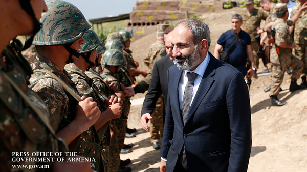 Пашинян на линии соприкосновения в Карабахе. Архивное фото