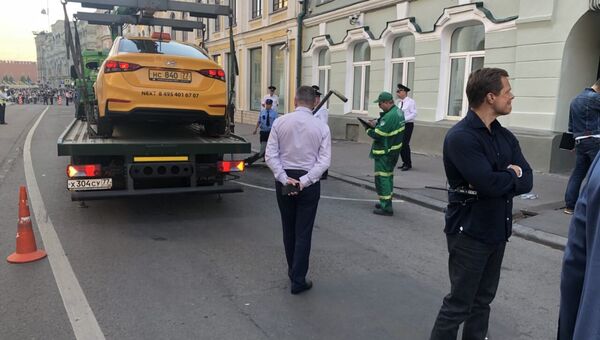 На месте наезда такси на пешеходов на улице Ильинка в Москве. 16 июня 2018