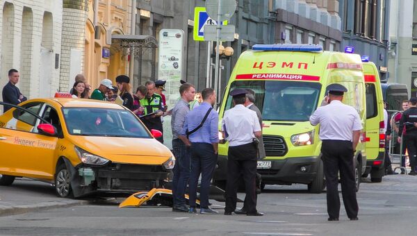 Последствия ДТП с участием автомобиля такси, совершившего наезд на пешеходов на улице Ильинка в Москве. 16 июня 2018