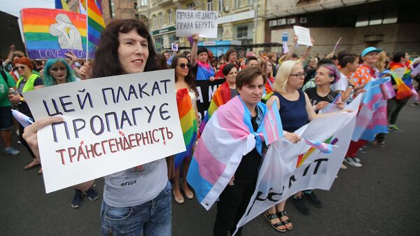 Участники Марша равенства в поддержку ЛГБТ сообщества в Киеве. 17 июня 2018
