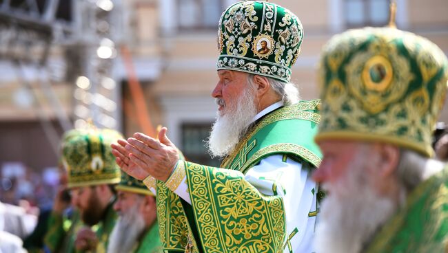 Патриарх Московский и Всея Руси Кирилл во время божественной литургии у стен Вологодского кремля и Софийского собора. 17 июня 2018