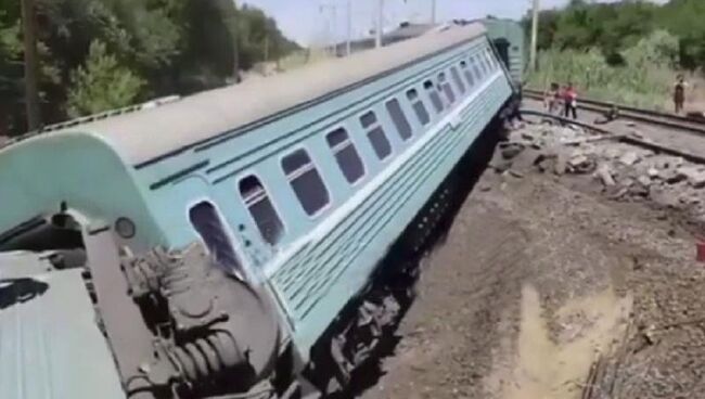 На месте схода вагонов пассажирского поезда в Жамбылской области Казахстана. Архивное фото