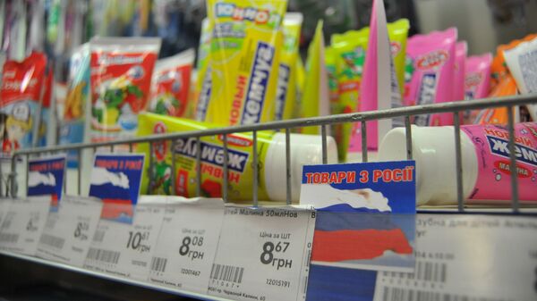 Российские товары, помеченные специальными метками, на полках одного из магазинов во Львове. Архивное фото