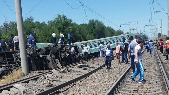 На месте схода вагонов пассажирского поезда в Жамбылской области Казахстана. 17 июня 2018