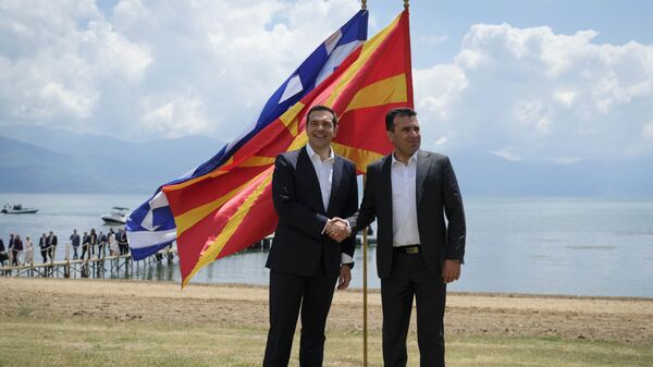 Премьер-министры Греции и Македонии Алексис Ципрас и Зоран Заев на церемонии подписания соглашения о новом конституционном названии Македонии. 17 июня 2018