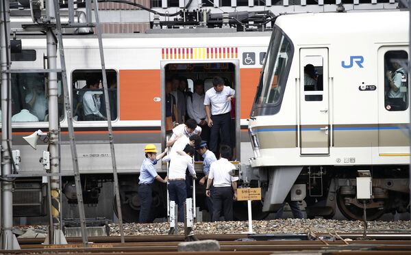 Эвакуация пассажиров из поезда после землетрясения в Осаке