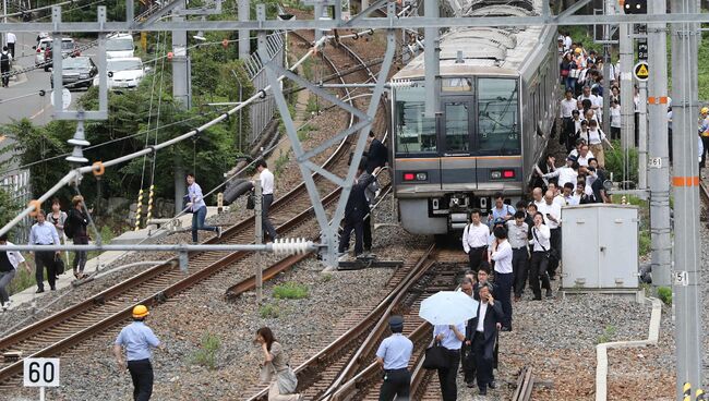 Эвакуация пассажиров из поезда после землетрясения в Осаке, Япония. 18 июня 2018