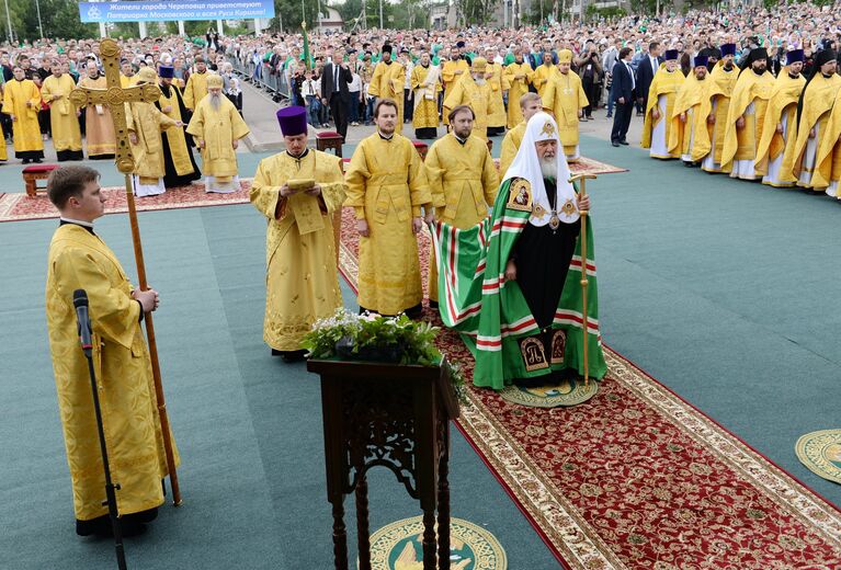 Патриарх Московский и Всея Руси Кирилл (в центре) во время божественной литургии на соборной площади города Череповца в рамках Первосвятительского визита в Вологодскую митрополию