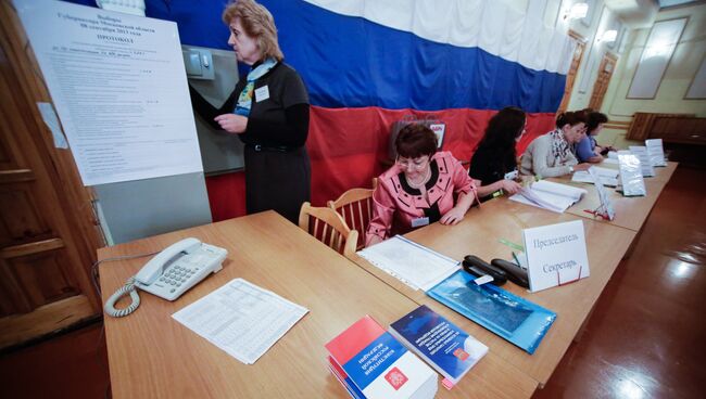 Члены комиссии готовятся к выборам губернатора Московской области на избирательном участке в городе Серпухове. Архивное фото