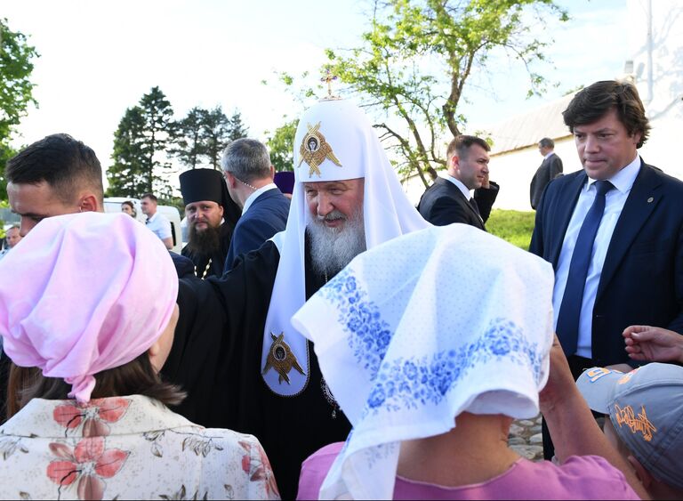 Патриарх Московский и Всея Руси Кирилл общается с прихожанами во время посещения Ферапонтова Белозерского монастыря в рамках Первосвятительского визита в Вологодскую митрополию