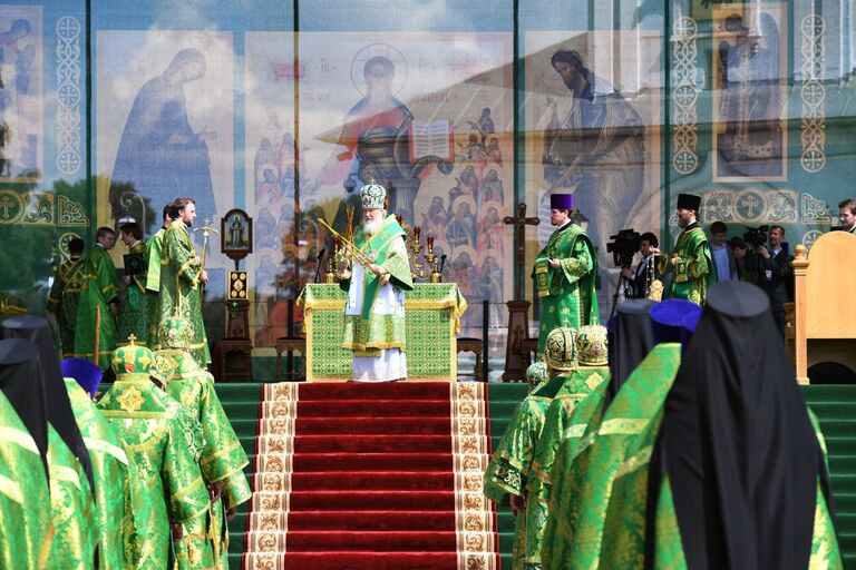 Патриарх Московский и Всея Руси Кирилл во время божественной литургии в праздник в честь вологодских святых на Кремлевской площади, у стен Вологодского кремля и Софийского собора