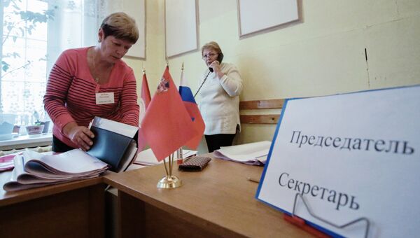 Члены комиссии готовятся к выборам губернатора Московской области на избирательном участке в городе Серпухове