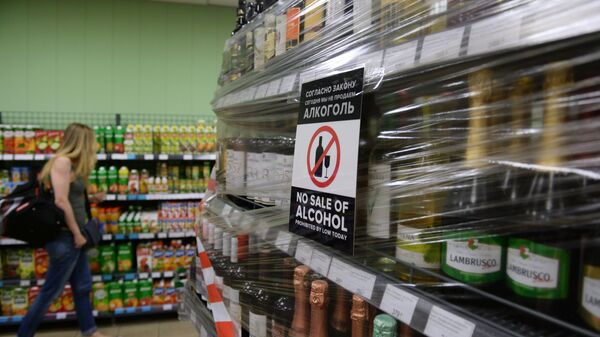 Стеклянные бутылки с алкоголем, запрещённые к продаже во время чемпионата мира по футболу, на витрине магазина в Волгограде
