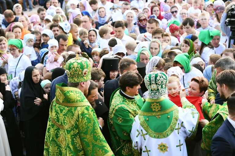 Патриарх Московский и Всея Руси Кирилл во время божественной литургии в праздник в честь вологодских святых на Кремлевской площади, у стен Вологодского кремля и Софийского собора